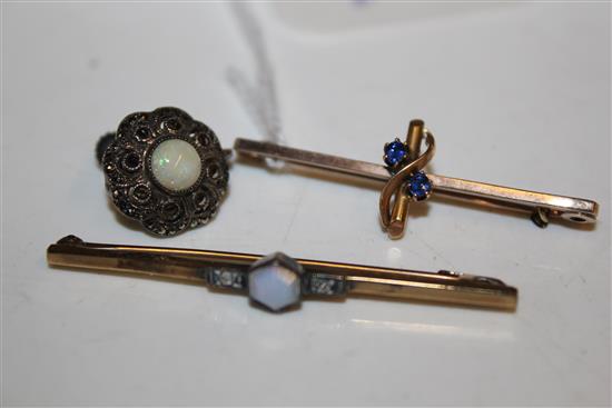 15ct gold & sapphire bar brooch, 9ct gold & opal bar brooch & a pair of silver, opal & marcasite screw-back earrings